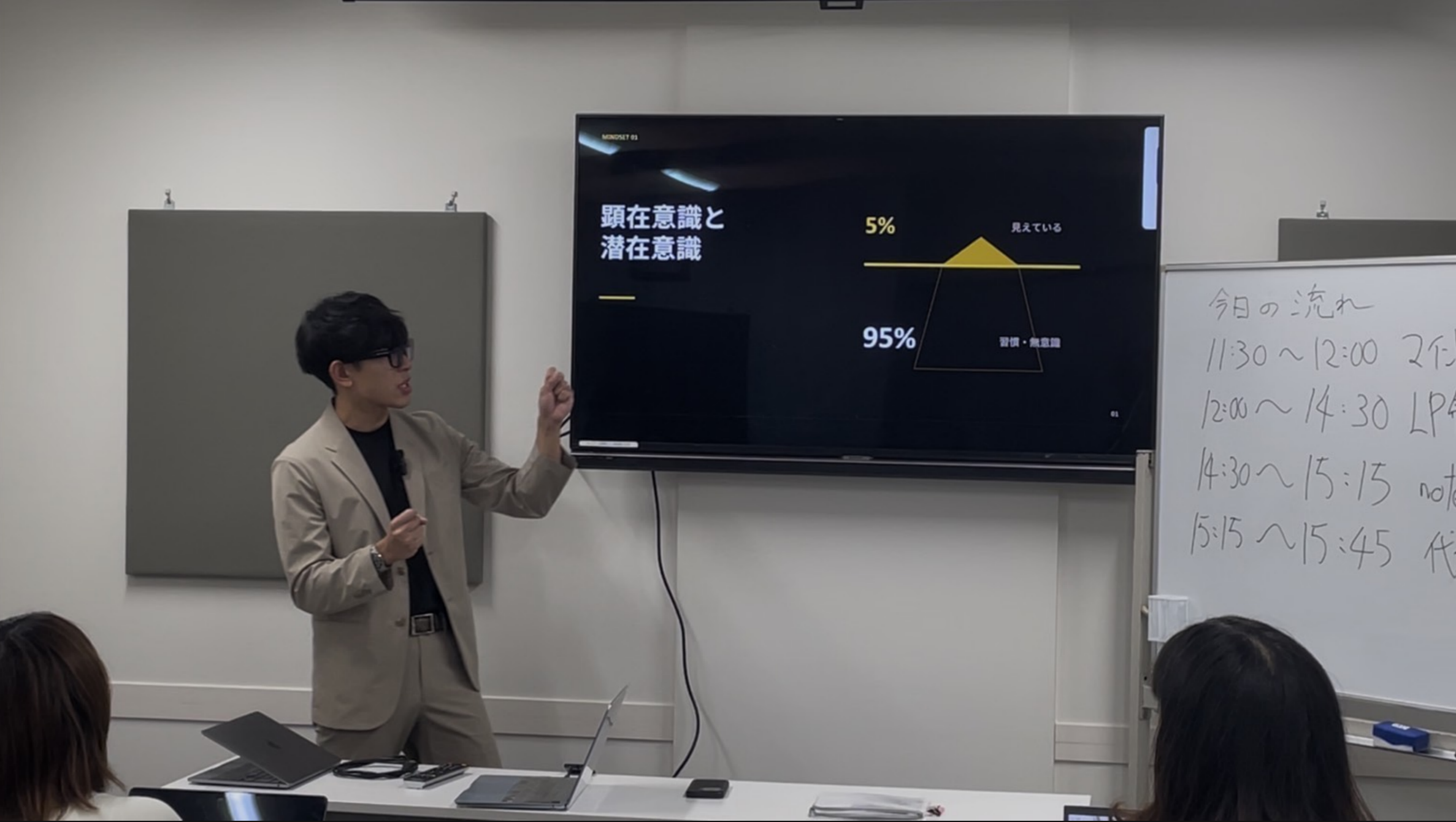 東京で開催したAI研修会で登壇する福井亮眞