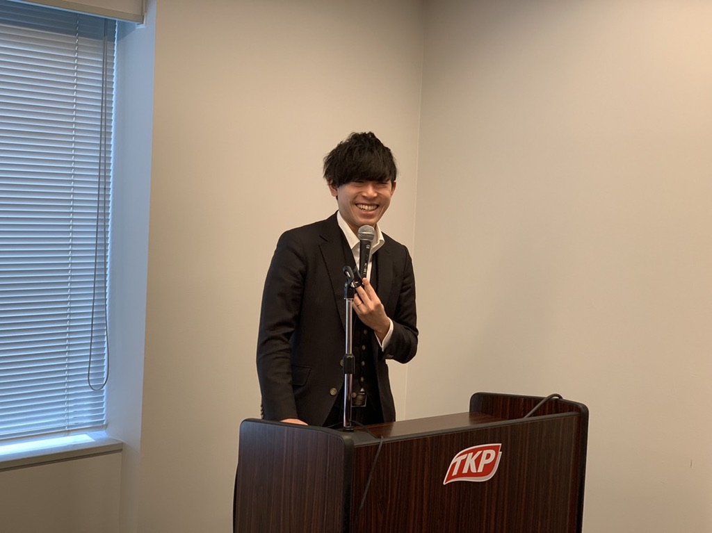 営業講習会で登壇する福井亮眞
